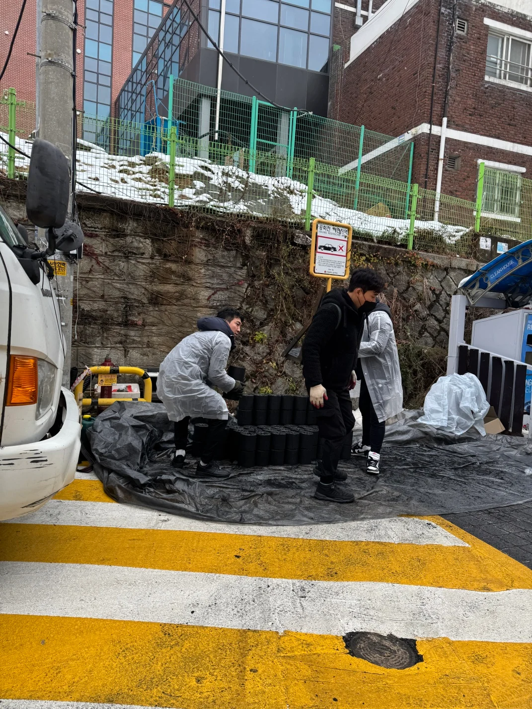 지역사회에 온기를 전하는 연탄 나눔 봉사 현장